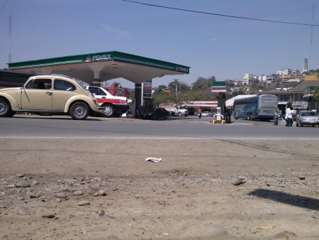 POR LA GASOLINERA DE LA TERMINAL